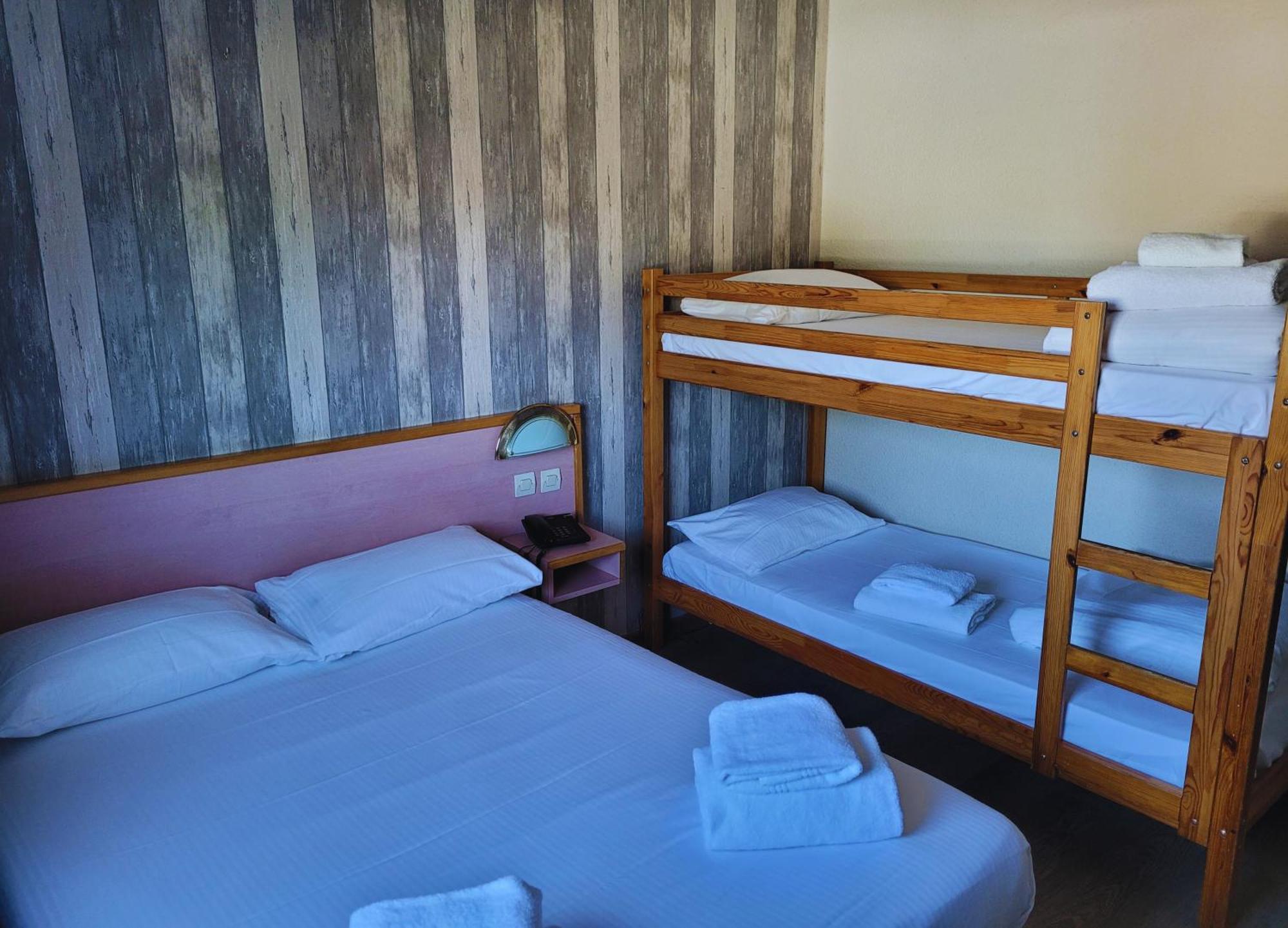 Hotel Restaurant Les Chataigniers Privas Room photo