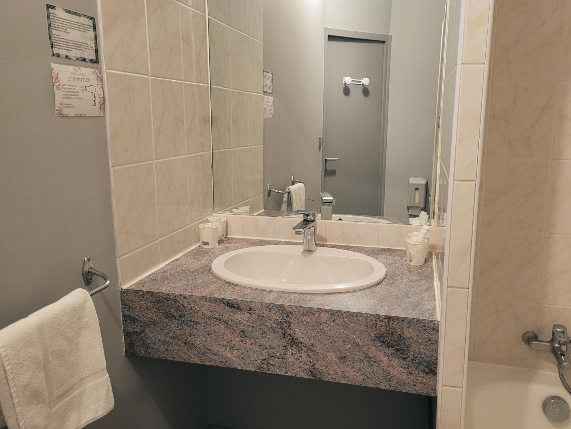 Hotel Restaurant Les Chataigniers Privas Room photo
