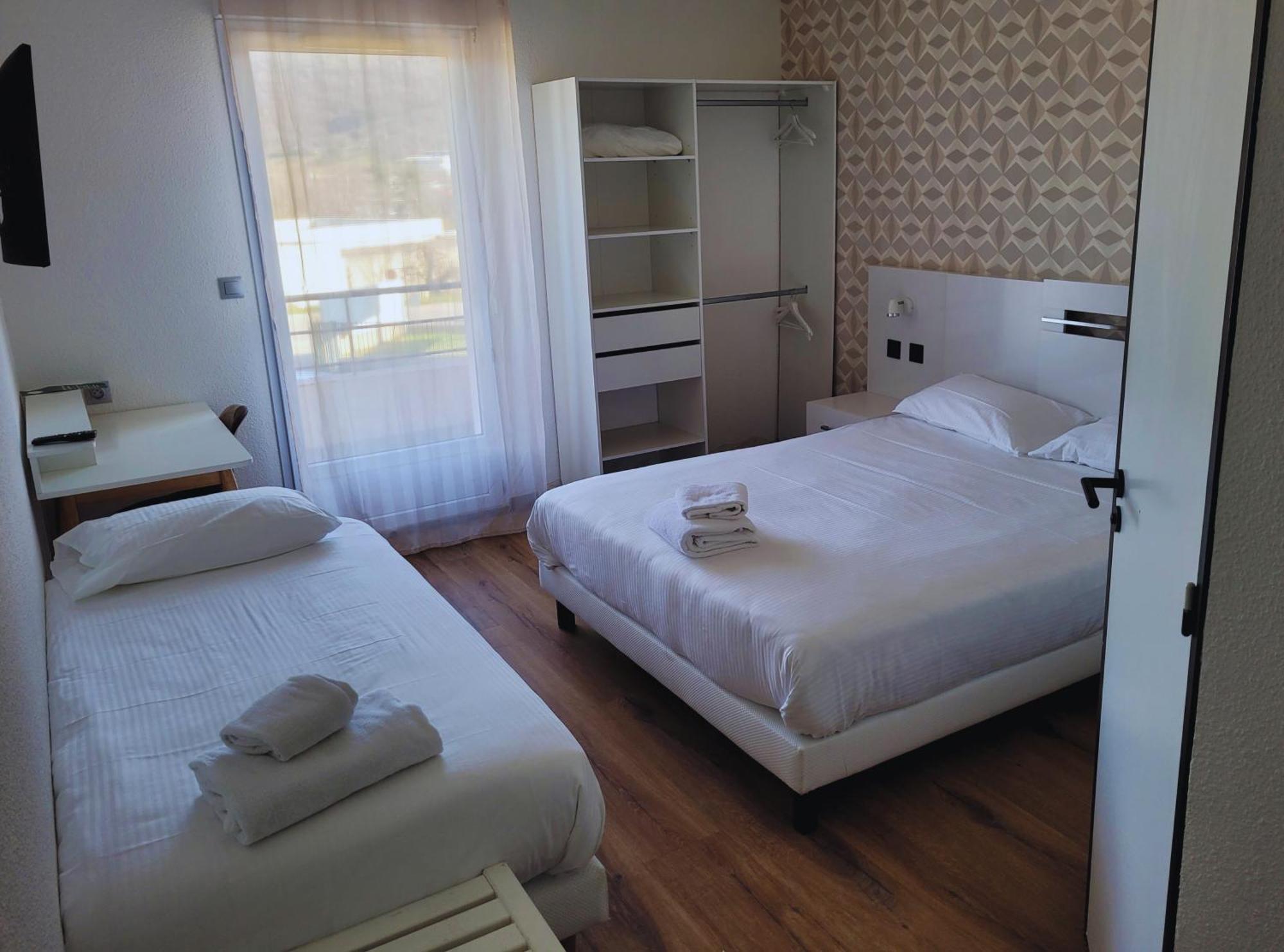 Hotel Restaurant Les Chataigniers Privas Room photo